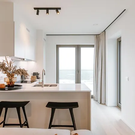 Luxury 4-guest Balcony And Free Parking Holiday home *