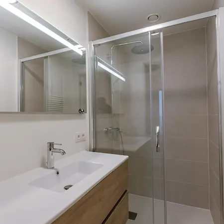 Luxury 4-guest Balcony And Free Parking Holiday home *